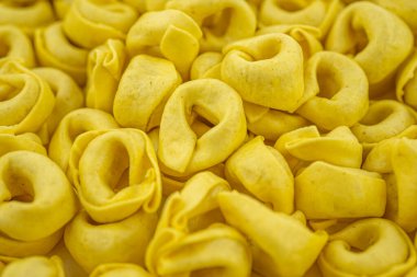  İtalyan usulü pişmemiş peynirli Tortellini makarna. Geleneksel İtalyan yemekleri. Seçici odaklanma. Makro yakın plan