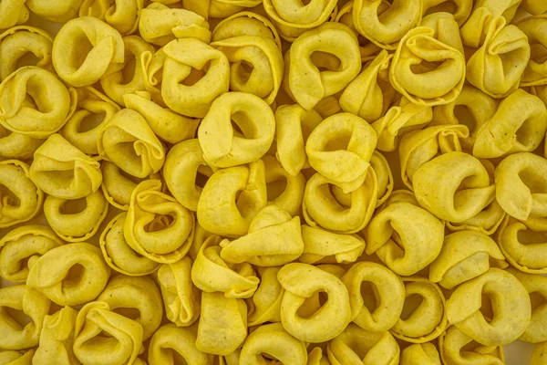 Fundo Macarrão Italiano Não Cozido Tortellini Com Queijo Comida Tradicional — Fotografia de Stock
