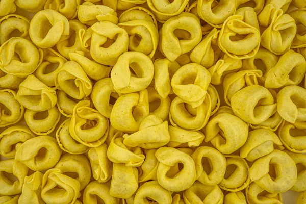 Talyan Usulü Pişmemiş Peynirli Tortellini Makarna Geleneksel Talyan Yemekleri — Stok fotoğraf