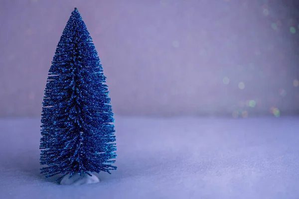 Pequena Árvore Natal Azul Decorativa Com Neve Artificial Fundo Azul — Fotografia de Stock