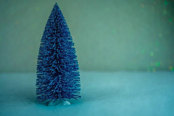 Pequena Árvore Natal Azul Decorativa Com Neve Artificial Fundo Azul — Fotografia de Stock