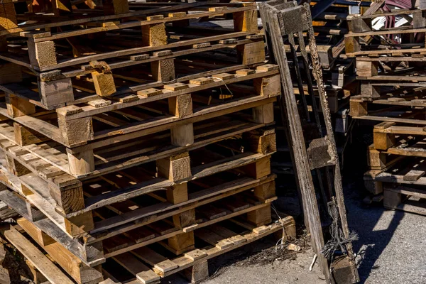 Viele Auf Lager Gestapelte Paletten Lagerpaletten Altes Holzmaterial — Stockfoto