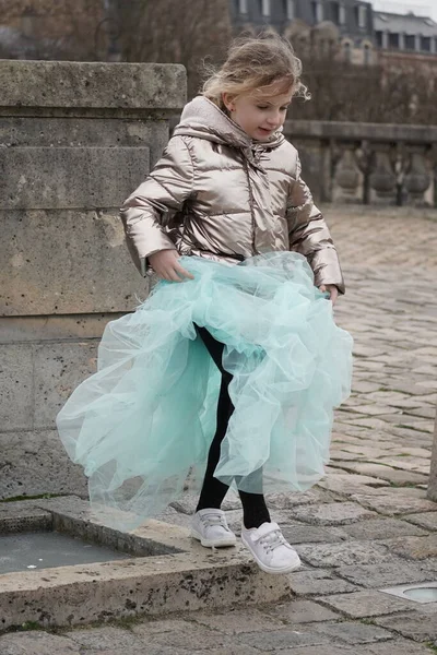 Fille Mode Portant Manteau Hiver Une Belle Robe Debout Près — Photo