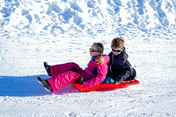 Δύο Χαρούμενα Παιδιά Κατεβαίνουν Στους Λόφους Μια Χειμωνιάτικη Μέρα Αδελφός — Φωτογραφία Αρχείου
