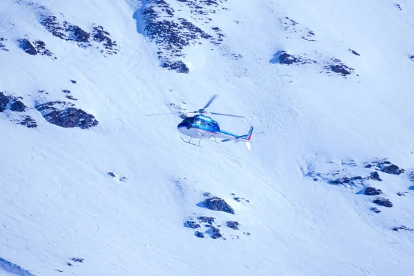 Helikopter Landt Sneeuwberg Alpes Huez Frankrijk Helikopter Service Biedt Schilderachtige — Stockfoto