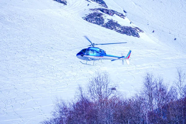 Helikopter Landt Sneeuwberg Alpes Huez Frankrijk Helikopter Service Biedt Schilderachtige — Stockfoto