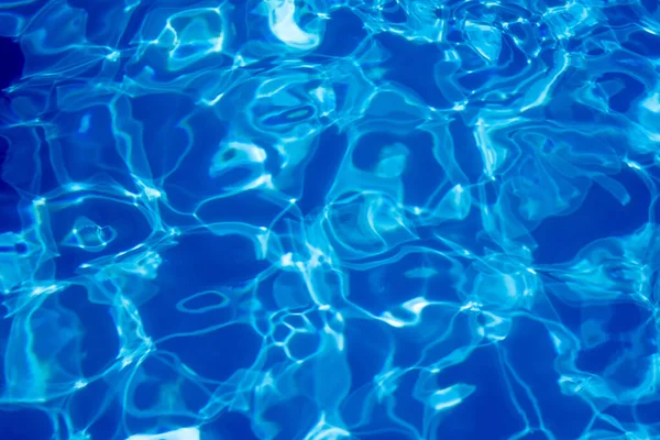 Bulanık Odak Mavi Arka Planda Soyut Bir Şekilde Yüzme Havuzu — Stok fotoğraf