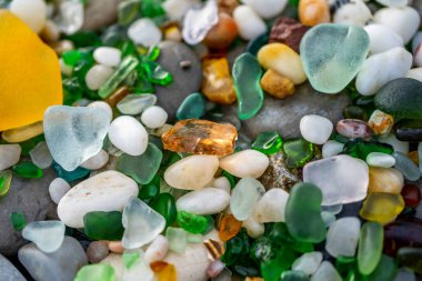 Deniz tarafından şekillendirilmiş cam ve taşlar. Yüksek kalite fotoğraf