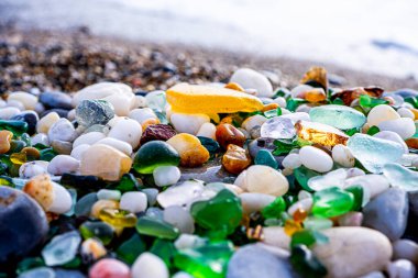Sahilde renkli deniz camı bulundu. Yüksek kalite fotoğraf