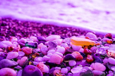 Sahilde kırmızı floresan ışıkta bulunan renkli deniz camları. Yüksek kalite fotoğraf