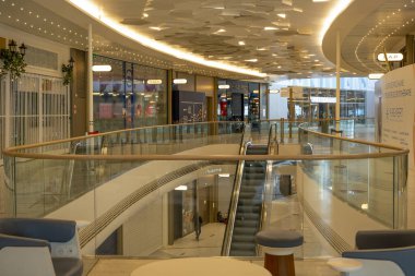 Saint-Laurent-Du-Var, Fransa 12.11.2020 boş ve terk edilmiş alışveriş merkezi kapalı mağazalar ve resmi güvenlik talimatları panosu ile bir ticaret merkezinde, ikinci kilit Covid 19. 