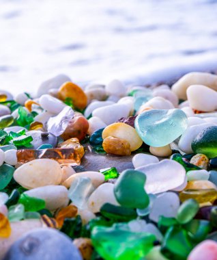 Sahilde renkli deniz camı bulundu. Yüksek kalite fotoğraf