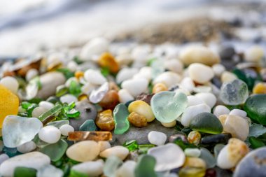 Deniz tarafından şekillendirilmiş cam ve taşlar. Yüksek kalite fotoğraf