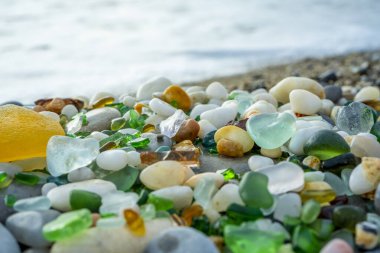 Sahilde renkli deniz camı bulundu. Yüksek kalite fotoğraf