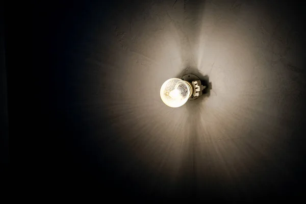Image de fond de mur sombre avec lampe au-dessus. — Photo
