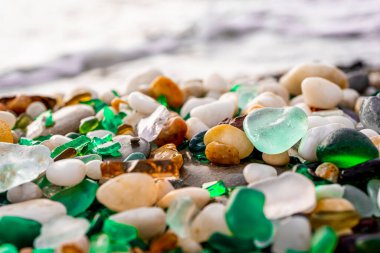 Sahilde renkli deniz camı bulundu. Yüksek kalite fotoğraf