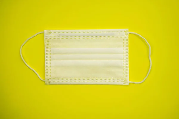 Antibakterielle Medizinische Maske Für Kinder Weißer Farbe Auf Gelbem Hintergrund — Stockfoto