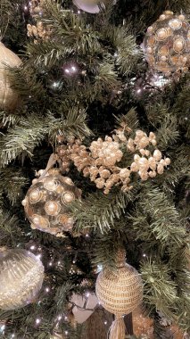 Noel ağacı süslemesi. Yeni yıl mücevherleri. Kış tatili hafif süslemesi. Fotoğraf: I phone