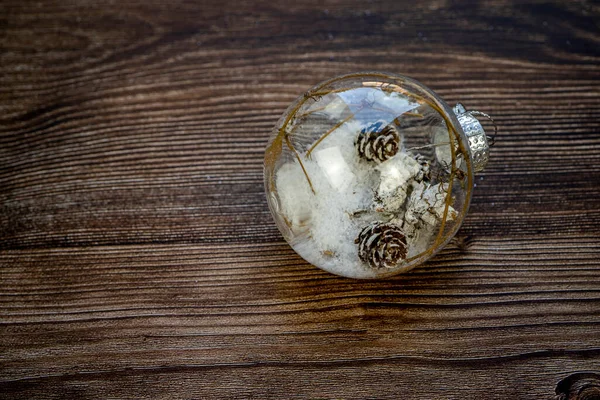 Yılbaşı arkaplanı koyu ahşap üzerine cam süslemeli.