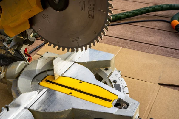 Primer plano del banco de sierra circular y hoja giratoria afilada. Maquinaria y equipo de trabajo de madera. — Foto de Stock