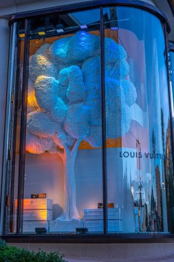 Monte Carlo, Monaco 29.11.2020 Louis Vitton moda butik vitrinlerine yakın çekim güzel bir manzara Noel zamanı dekore edilmiş.