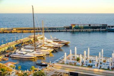 Monte Carlo, Monaco 29.11.2020 yelkenli yatlar ve limanda deniz manzaralı modern gemiler. 