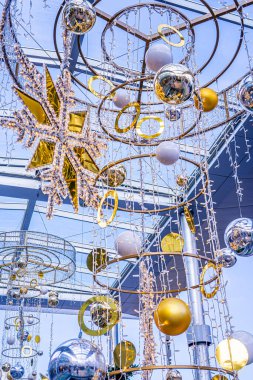 Gökyüzü zemininde altın yıldız süsü. Noel ağacı arka planı için Noel tatili süslemesi