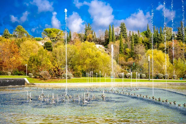 Танцующие и поющие фонтаны в городском парке Франции — стоковое фото