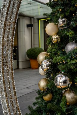 Noel balosunun altın ve gümüş renginde dalları köknar, süslenmiş Noel ağacı. Yeni Yıl Dekorasyon Şenliği arka planında klasik ton ve seçici odak. 