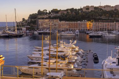 Monte Carlo, Monaco 29.11.2020 yelkenli yatları ve limandaki deniz manzaralı modern gemiler. Yüksek kalite fotoğraf