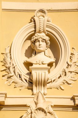 Monte-Carlo 'daki Opera cephesinde Monte CARLO, Monako 29.11.2020 Heykeli