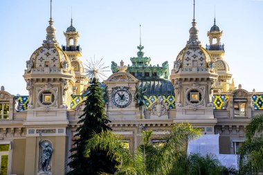 Monte Carlo, Monaco 29.11.2020 Monte Carlo, Monako 'daki kumarhanenin giriş kapısında Noel ağacı ile birlikte görülüyor.