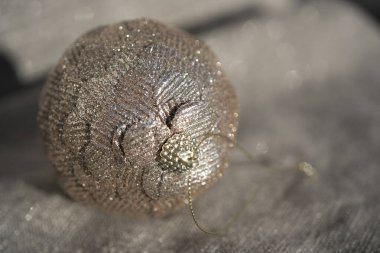 Bej arka planda güzel bej bir Noel balosunun yakın çekimi. Seçici odak, bulanık fotoğraf. 