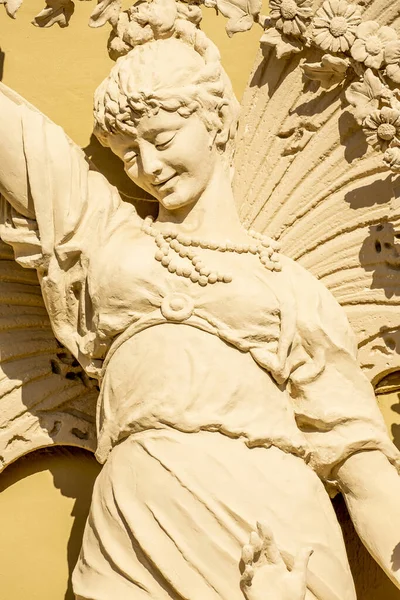 MONTE CARLO, MONACO 29.11.2020 Estatua en la fachada de la Ópera de Montecarlo — Foto de Stock