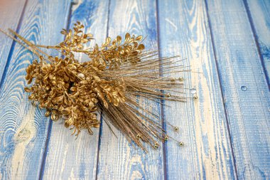 Altın Yeni Yıl Süslemesi 'nin A Şubesi' nin üstünden pampa otuyla görüntülenebilir. Mavi ahşap arka plan. Yüksek kalite fotoğraf