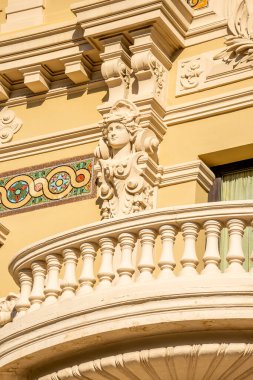  Monte-Carlo 'daki Opera cephesinde Monako CARLO, Monako 29.11.2020 Heykeli. Kaliteli fotoğraf