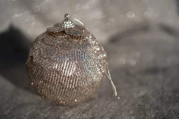 Bej renkli parlak bir arka planda güzel bej bir Noel balosunun yakın çekimi. Seçici odak, bulanık fotoğraf. 