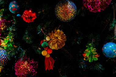 Dallardaki renkli Noel baloları köknar, süslenmiş Noel ağacı. Yeni Yıl Dekorasyon Şenliği arka planında klasik bir ton ve seçici bir odak var. Yüksek kalite fotoğraf