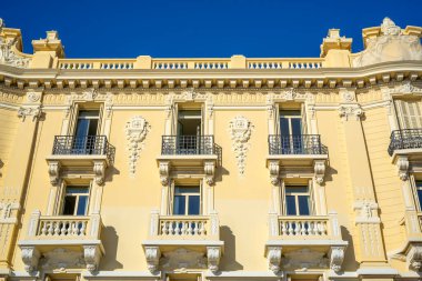 Monte-Carlo, Monaco 29.11.2020 Güney Fransa 'daki geleneksel Monte-Carlo caddeleri, Monako' daki eski tarz Fransız Riviera evleri ve manzaralı binalar. 