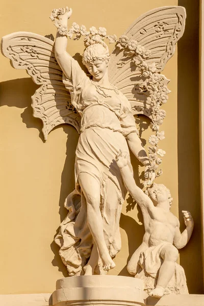 MONTE CARLO, MONACO 29.11.2020 Statue an der Fassade der Oper in Monte-Carlo — Stockfoto