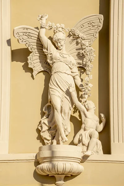 MONTE CARLO, MONACO 29.11.2020 Estátua na fachada da Ópera em Monte-Carlo — Fotografia de Stock