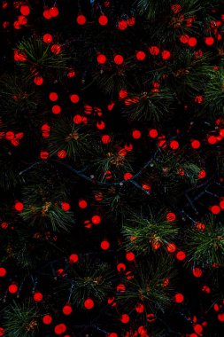 Kırmızı zemin, soyut Bokeh Noeli. Noel, köknar ağacına düşen parlak yıldızlar gibi parlıyordu. Kış kartı ya da davet