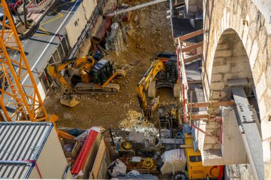 Monte-Carlo, Monaco 29.11.2020 İki tırtıl kazıcı gün içinde şantiyede çalışıyor. İş sahalarında kargo taşımak, kazmak ve taşımak için inşaat makineleri