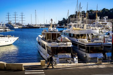 Monte Carlo, Monaco 29.11.2020 yelkenli yatlar ve limanda deniz manzaralı modern gemiler. 