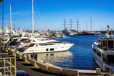 Monte Carlo, Monaco 29.11.2020 yelkenli yatlar ve limanda deniz manzaralı modern gemiler. 