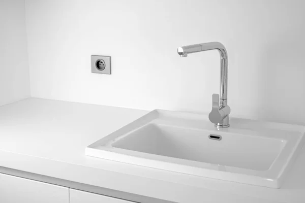 Modernes Bad Mit Waschbecken Und Verchromtem Wasserhahn Hintergrund Mit Weißer — Stockfoto