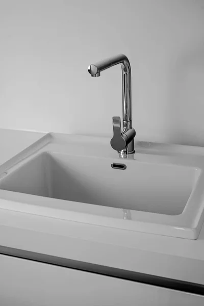 Interior del baño moderno con lavabo y grifo de cromo. —  Fotos de Stock