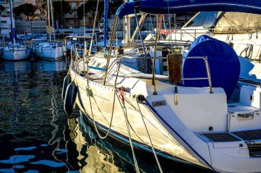 Limandaki yat parkı, Monte-Carlo, Monaco 'daki Marina liman yat kulübü. Mavi gökyüzü arka planında güzel yatlar