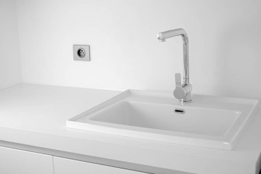 Lavabo ve krom musluklu modern banyo..