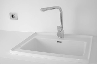 Lavabo ve krom musluklu modern banyo..